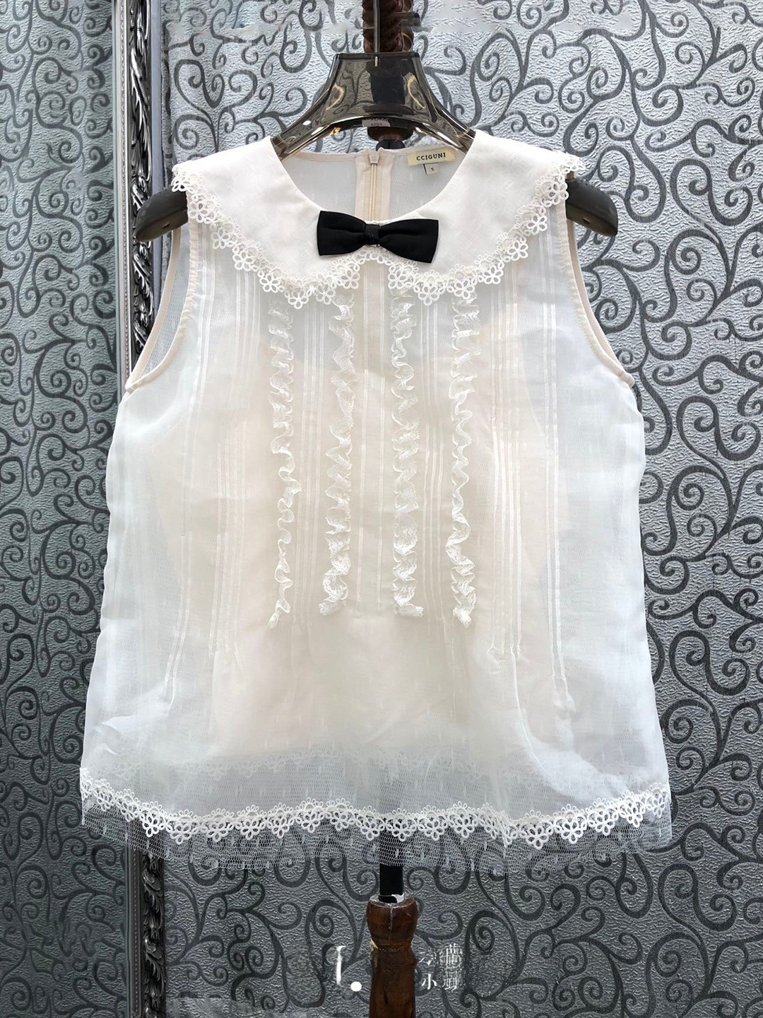 Street Fashion In Milan - Milan Small Town Girl Style Sleeveless