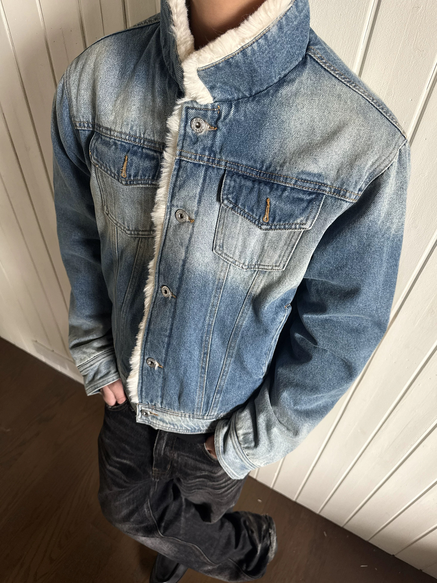 Milan Street Style Worn-In Den - Street Fashion In Milan 评论和价格
